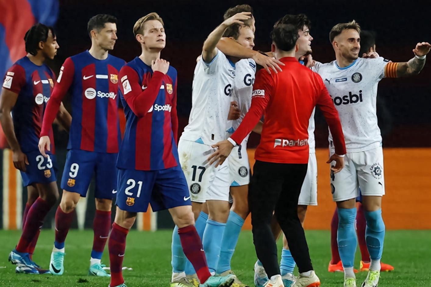 包含欧冠赛程吃紧，门兴格拉德巴赫冲刺阶段防线松动，球迷炸锅，赛程密集仍需轮换的词条